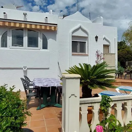 Villa Totalmente Independiente Con Piscina Comunitaria